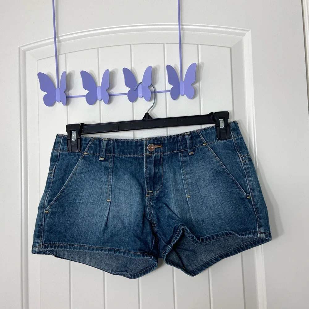 EUC Vintage Old Navy women’s medium wash pleated blue denim short shorts size 2 - Picture 1 of 7